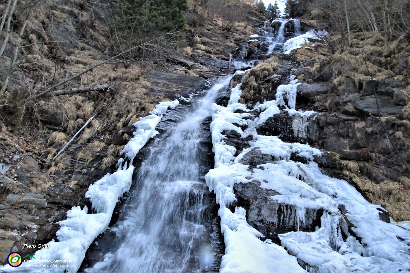 12 Ghiacciata anche la cascata della Val Sambuzza.JPG